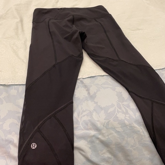 Lululemon 7/8 legging with mesh detailing - Picture 5 of 6